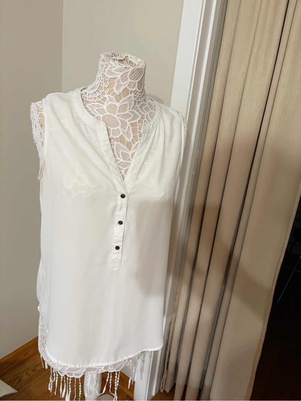 Women’s Blouse Bundle of 2 – Size Medium – White & Geometric Print - Picture 15 of 15